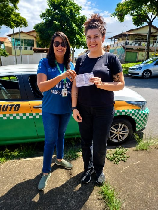 Aluna aprovada com a instrutora Paula Gabriela