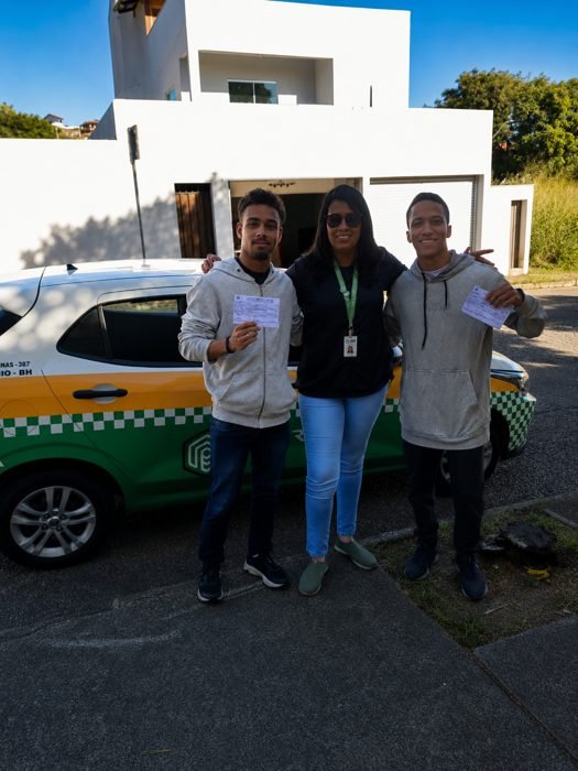 Alunos aprovados com a instrutora Paula Gabriela
