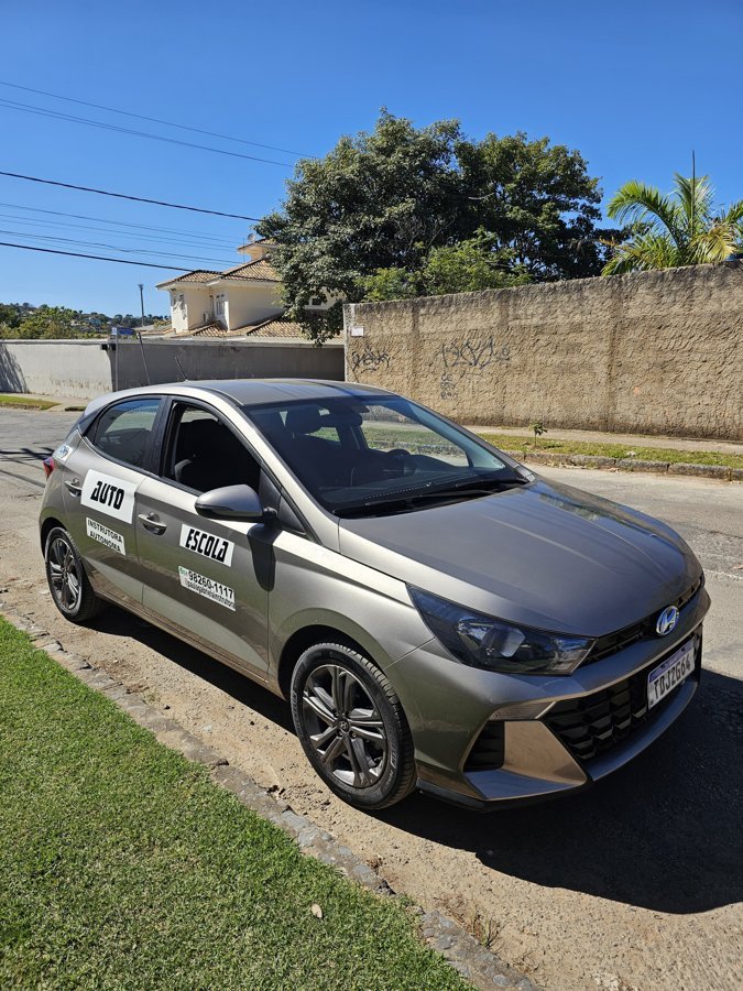 Carro de aula da instrutora Paula Gabriela, identificado como Auto Escola, em Belo Horizonte