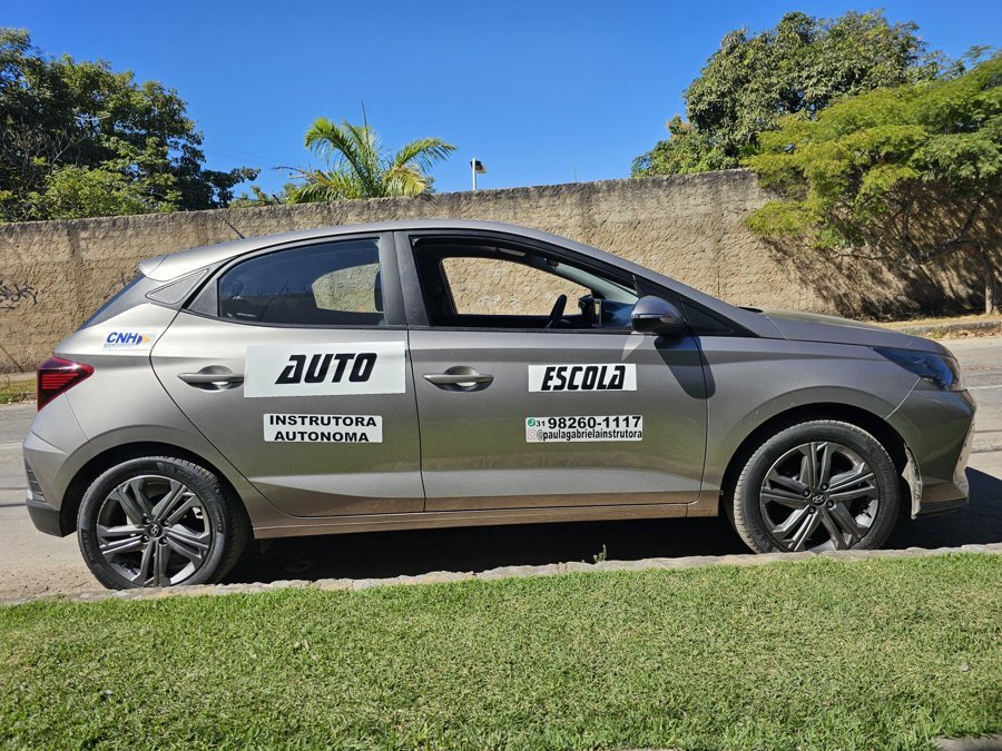 Carro de aula da instrutora autônoma Paula Gabriela, com adesivo CNH do Brasil